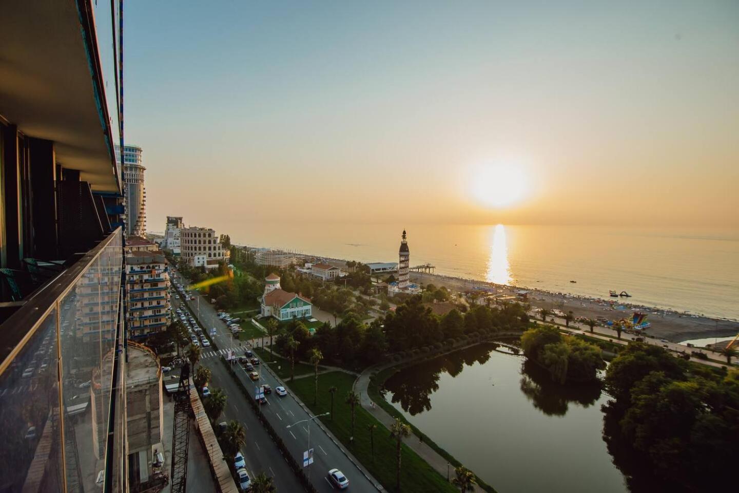 Luxury Orbi City Sea View Aparthotel Batumi Zewnętrze zdjęcie